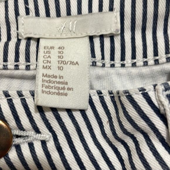 H&M Women’s Striped Short - Picture 2 of 6